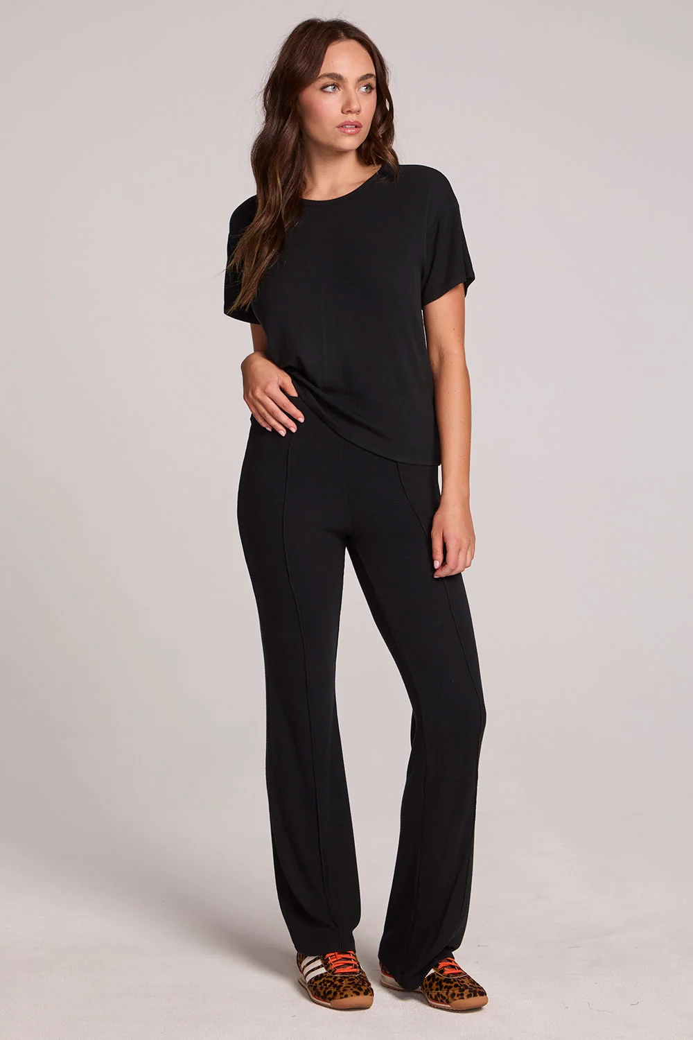 Chaser Leonor Black Tee